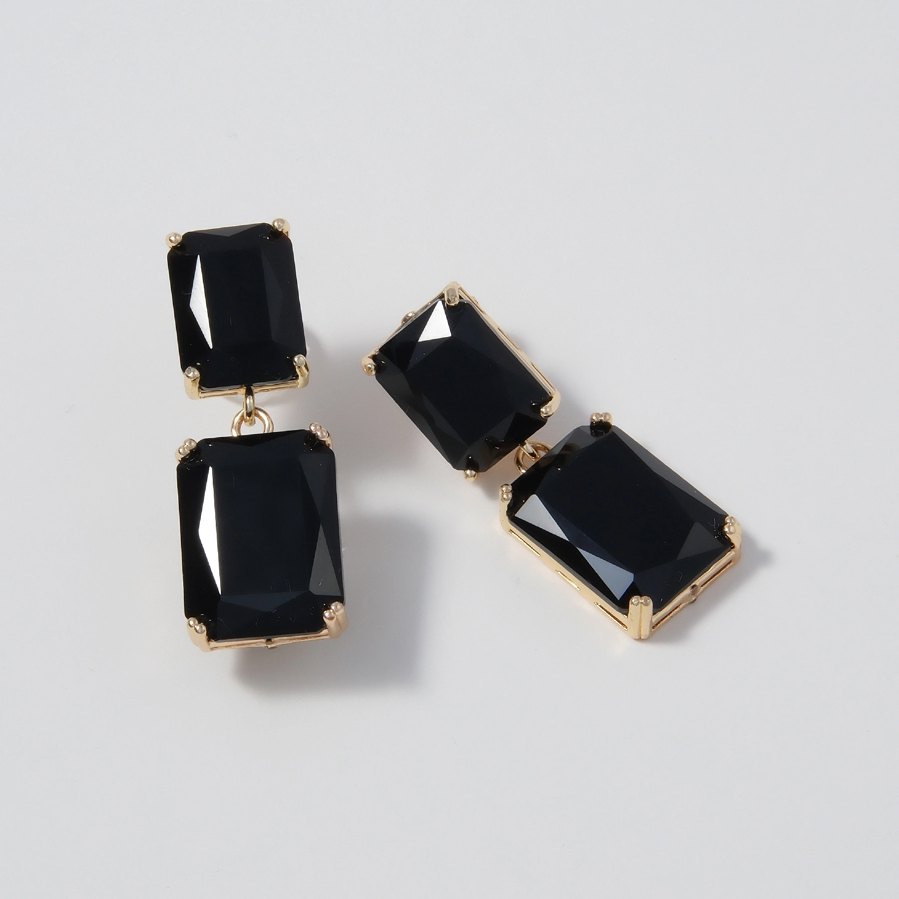 Kolczyki wiszące z czarnych prostokątnych kryształów. CHARME