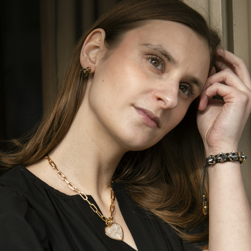 DULCE COMO LA MIEL. Pendientes tachuelas con motivo de abeja