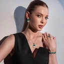 Otwarty złocony pierścionek z trójkątnym szmaragdem. SZMARAGD NADZIEI