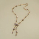 Długi naszyjnik zdobiony perłami i kryształami. BRYZA