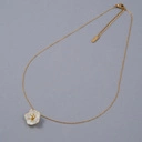 Pozłacany wisiorek z jaśminem emaliowanym na biało. RADOSNA WIOSNA