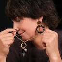 Złocone kolczyki koła z szarymi i ciemnoniebieskimi kryształami. ZWIERCIADŁA NOCY