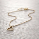 Krótki naszyjnik na łańcuszku z zawieszką sercem z cyrkoniami. KOCHANIE