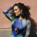 Pozłacane kolczyki koła z ciemnymi kwiatami z tkaniny. TAJEMNICZY OGRÓD