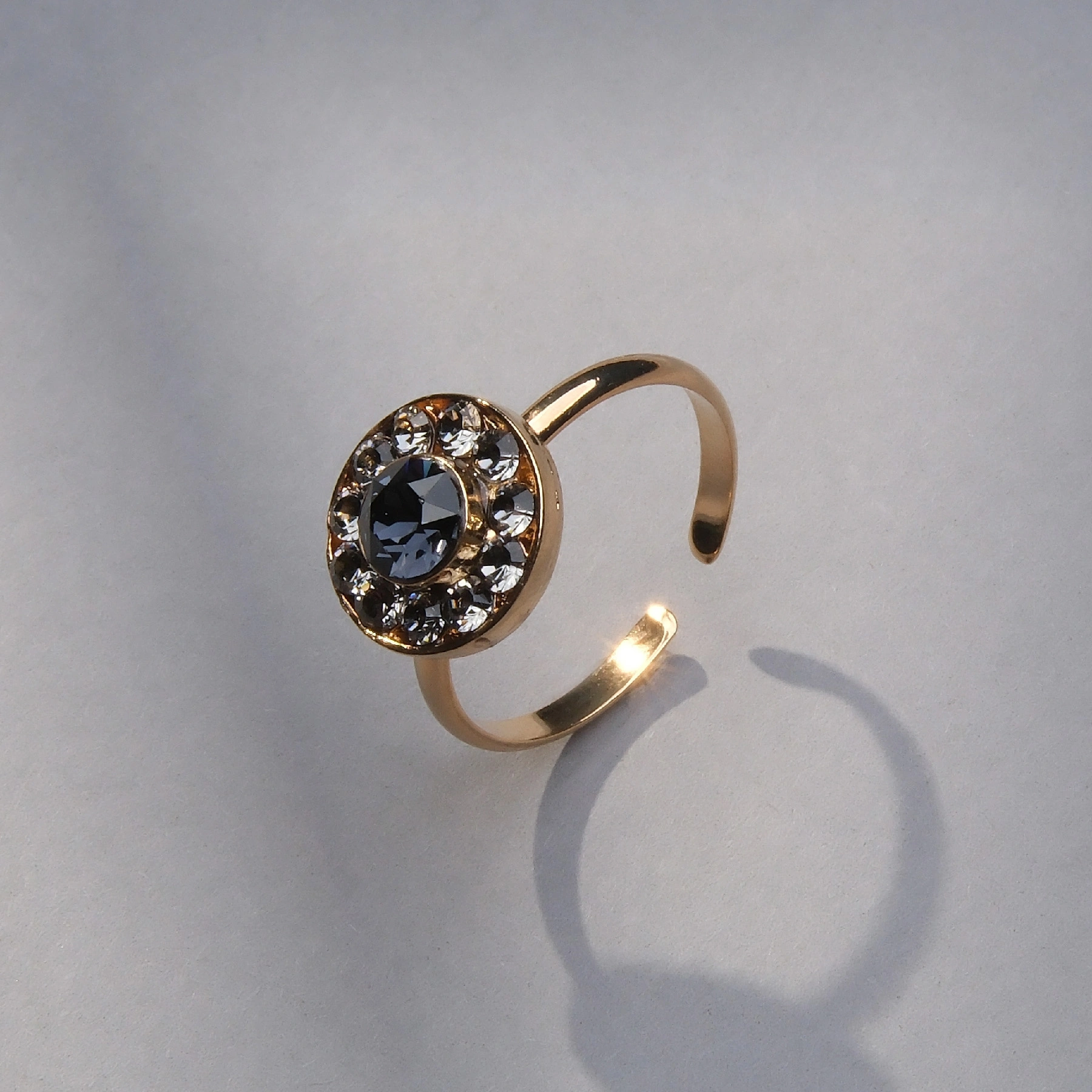 Mały pierścionek z kryształami w kolorze montana i szarym. DIAMENT W OKU