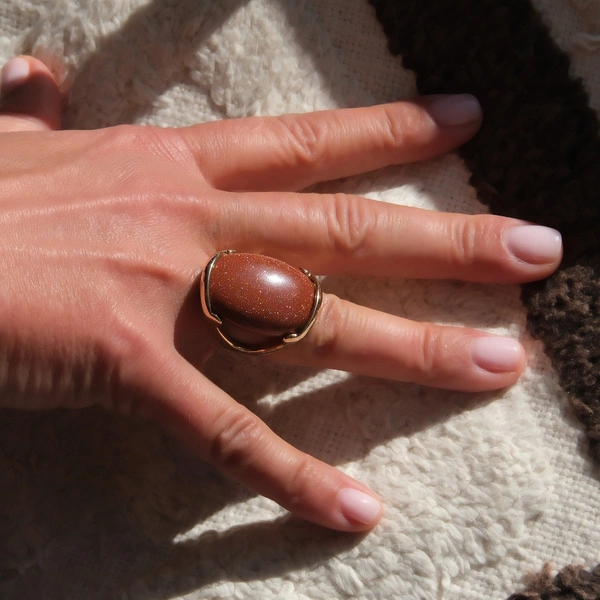 Złocony pierścień z owalnym kamieniem słonecznym. PALONY KARMEL