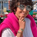 Pozłacane kolczyki z kwiatkiem emaliowanym na fioletowo. PURPUROWA POLANA