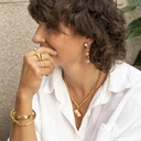 Sztywna bransoletka w kształcie zagiętego gwoździa. POZYTYWNY GWOŹDZIK