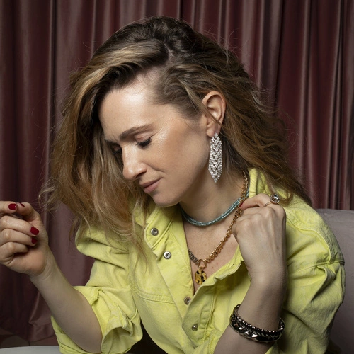 Krótki naszyjnik z podwójnego błękitnego sznurka z przedłużką. UNOSZĘ SIĘ