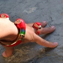 Złocona bransoletka z kolorowymi głowami papug. PLOTECZKI