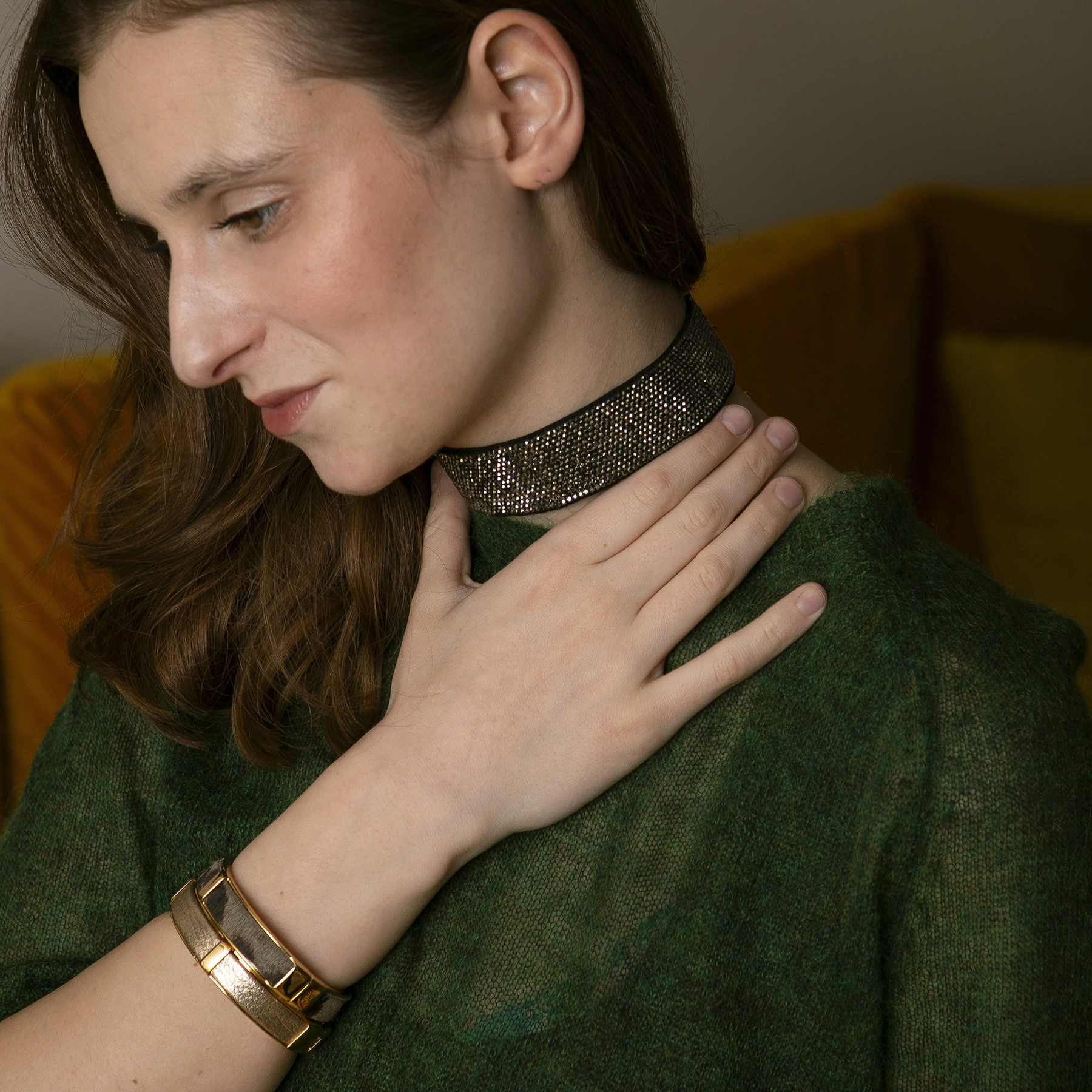 Złota bransoletka z ekoskórą z włosiem à la dziki kot. WILD AFRICA LIGHT