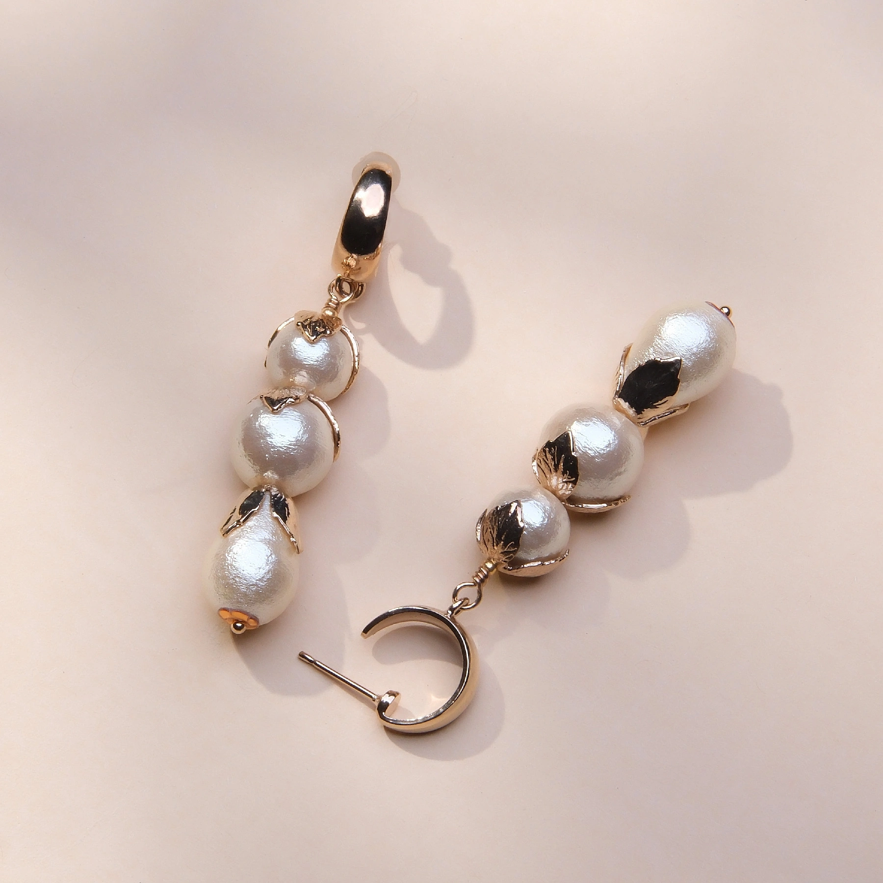 Złocone kolczyki z motywem liści i perłowymi koralikami. TRZY MUŚNIĘCIA MGŁY