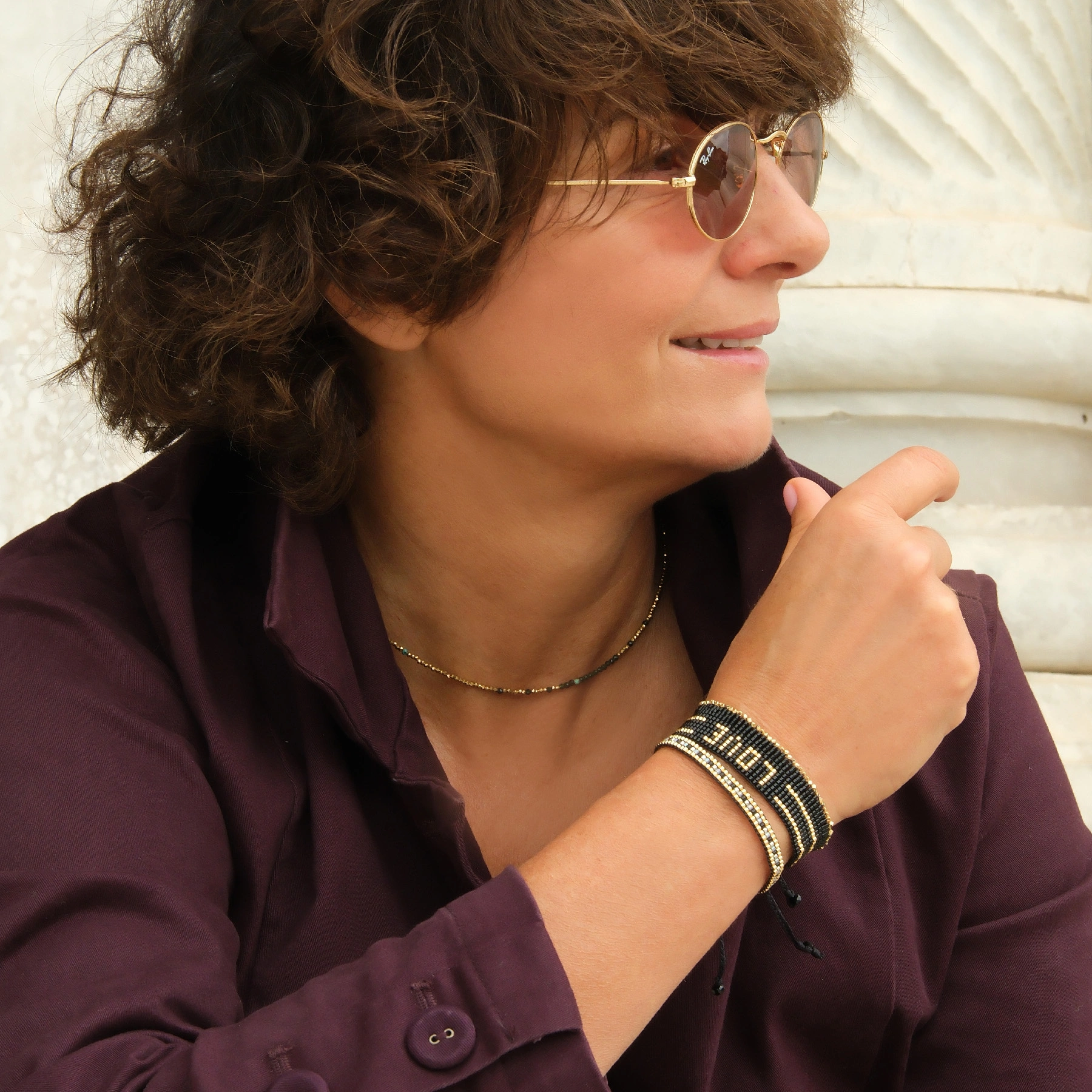 Bransoletka z czarnych paciorków Miyuki ze złotym napisem. CZUŁOŚCI W CIEMNOŚCI