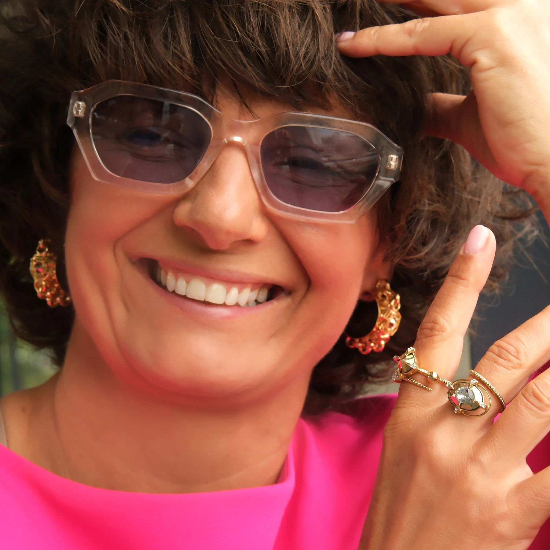 Złocony spiralny pierścionek z dekorami i kryształami. NOSTROMO