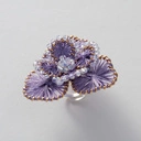 Pierścionek w kształcie liliowych astrów z koralikami. CHWILA NA LILA