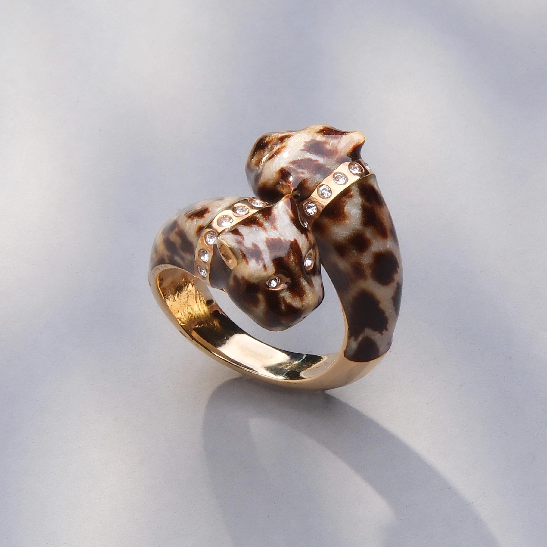 Emaliowany pierścionek z dwiema głowami jaguarów. KOTKI MAŁE DWA