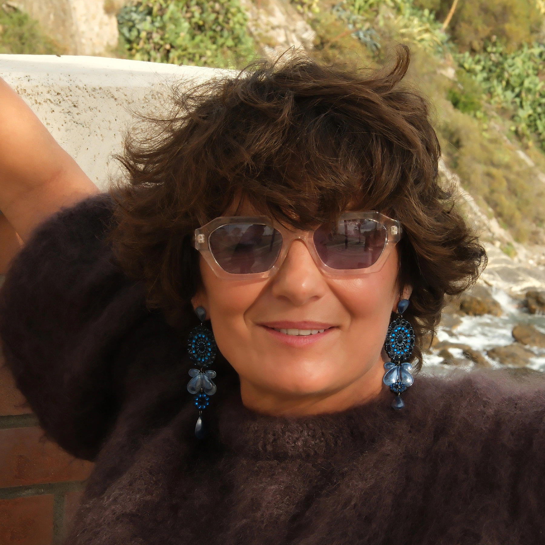 Kolczyki rozety z kobaltowych kryształów z kroplami. LA FORMA DELL ACQUA