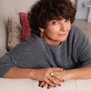 Złocone kolczyki z ogniwem w tonie czerwonej dalii. WŁOSKIE NAMIĘTNOŚCI