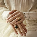 Pozłacany pierścionek z opalowymi kryształami. TU I TERAZ