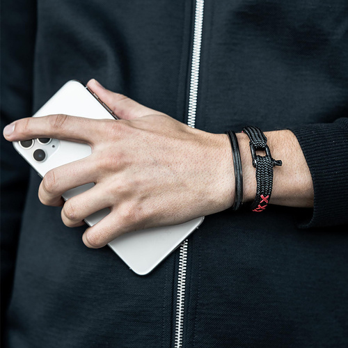 MI BMW. Pulsera negra con grillete