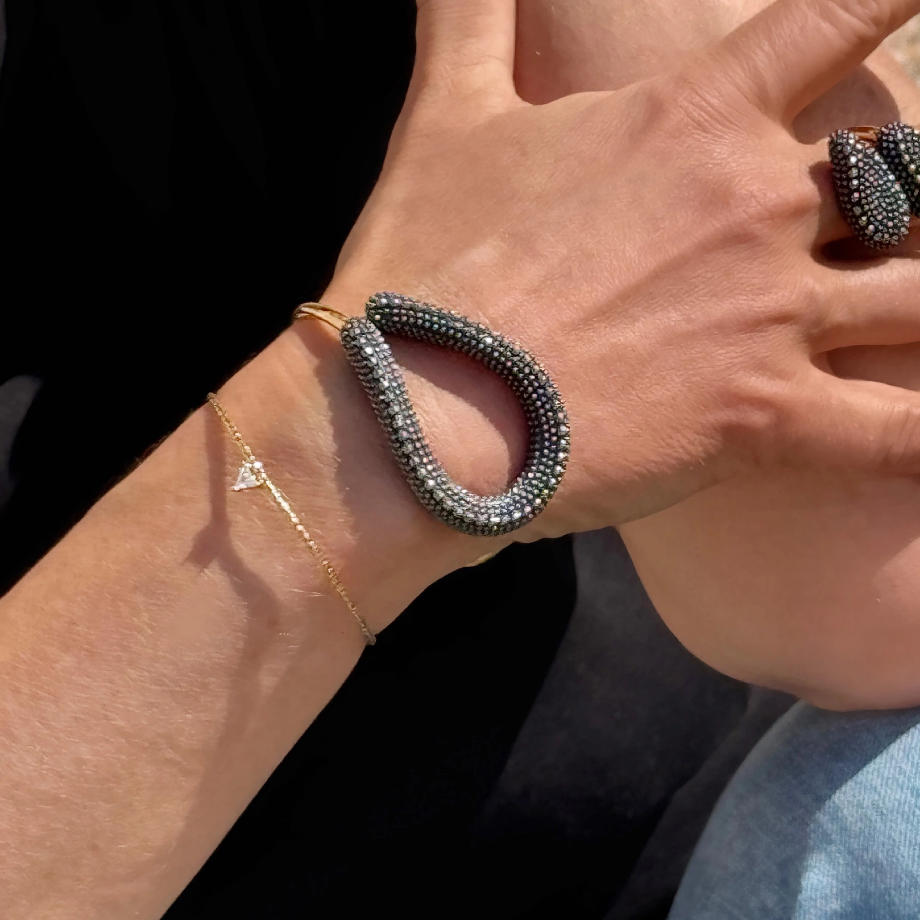 Pozłacana bransoletka z trójkątnym krysztakiem. ŚWIATŁO W ZENICIE