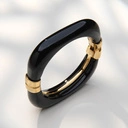 Sztywna bransoletka w formie kwadratu z czarnego akrylu. DAMA PIK