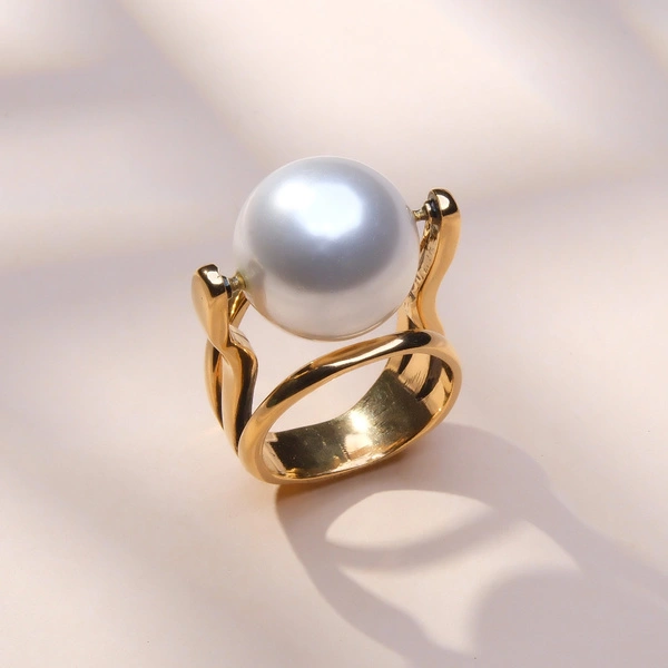 Złocony pierścionek z perłą w subtelnej oprawie. MICHELE