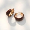 Złocone kolczyki okręgi z brązowym dekorem z emalii. KAWA O PORANKU