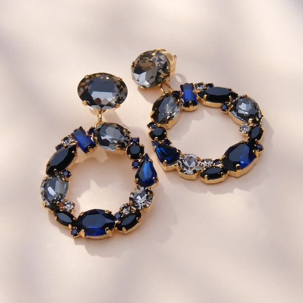 Złocone kolczyki koła z szarymi i granatowymi kryształami. ZWIERCIADŁA NOCY