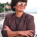 Pozłacana nausznica w formie okręgu z kryształkami. ALPHA