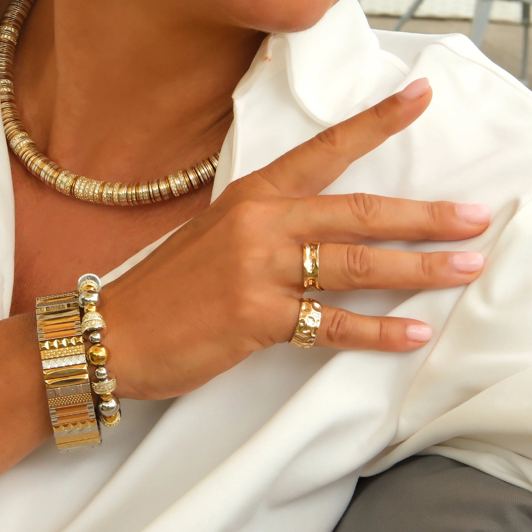 Wąski pozłacany pierścionek o tłoczonej powierzchni. ALEJA GWIAZD