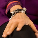 Bransoletka z czarnej skóry z kryształkami i perłami. MAŁA CZARNA