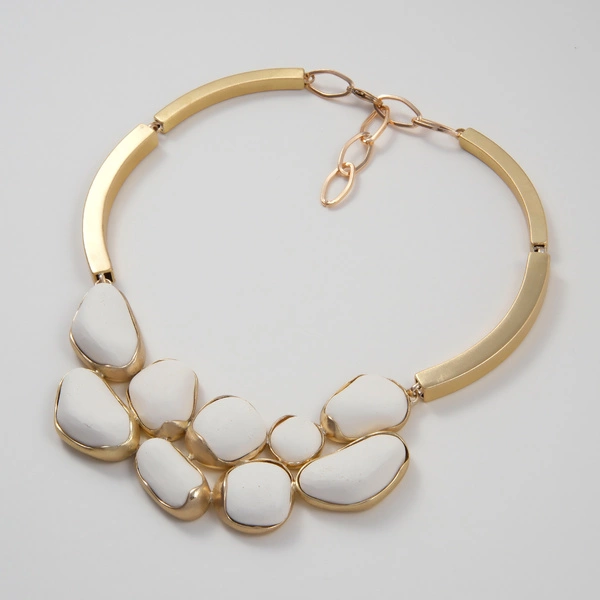 Złocony naszyjnik z białymi kamieniami z żywicy. WZGÓRZA  AKROPOLU