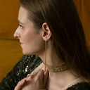 Wiszące kolczyki z długimi pozłacanymi łańcuszkami. AŻ DO SZYI