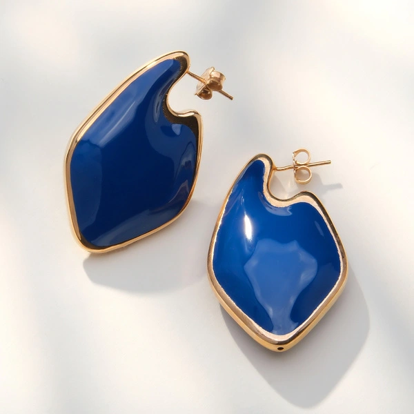 Kolczyki w kobaltowej emalii ze złoconą obramówką. W TĘ NOC