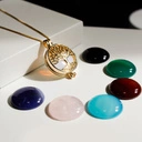 Złocony wisiorek z drzewem i 7 wymiennymi kamieniami. SZCZĘŚLIWA LICZBA