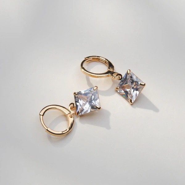 Pozłacane kolczyki kółka z kwadratowymi kryształkami. MONICA