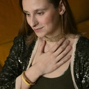 Wiszące kolczyki z długimi pozłacanymi łańcuszkami. AŻ DO SZYI