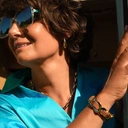 Małe pozłacane kolczyki w kształcie wydłużonych kropli. LENIWY DESZCZ