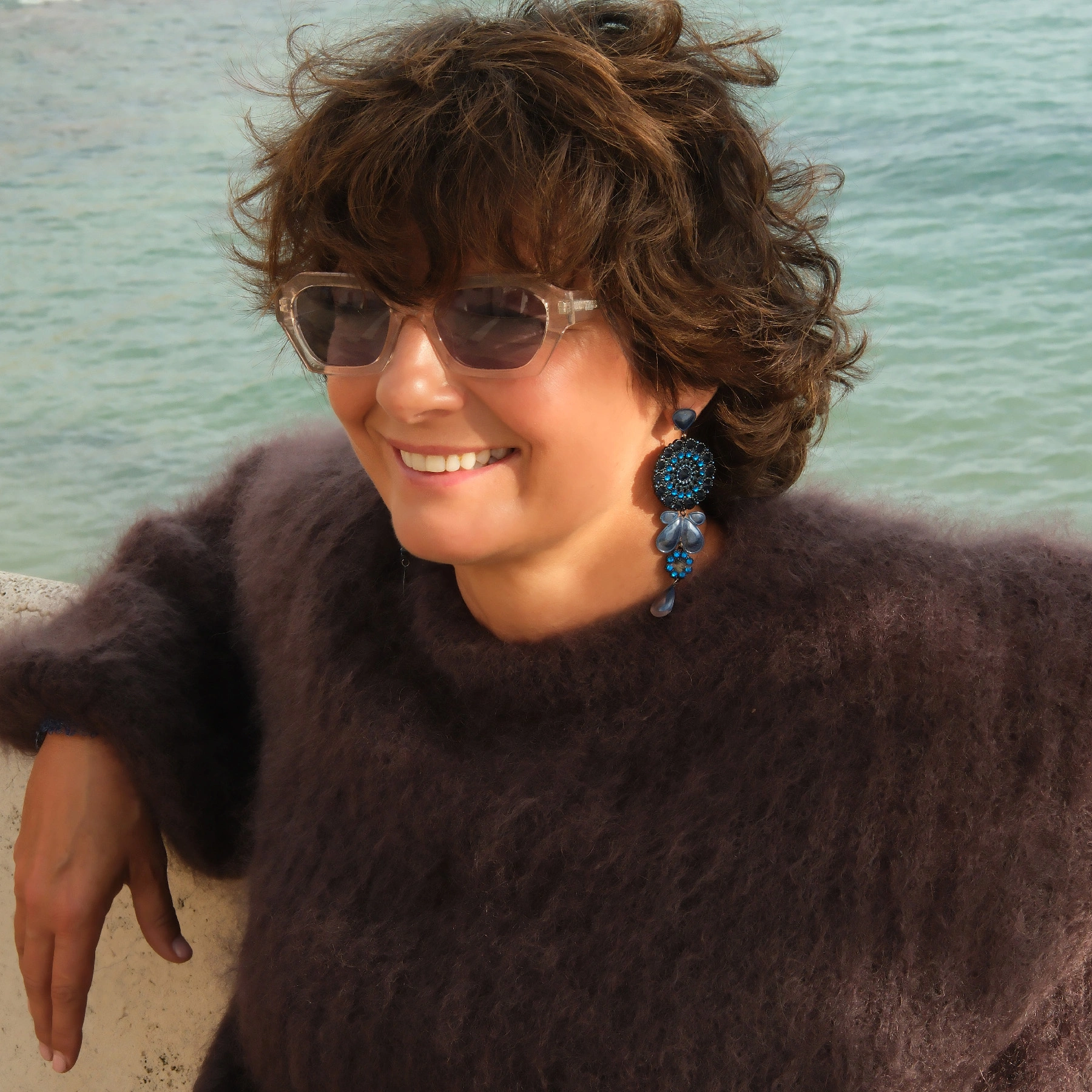 Kolczyki rozety z kobaltowych kryształów z kroplami. LA FORMA DELL ACQUA