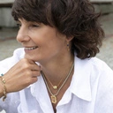 Drobne pozłacane kolczyki wiszące z motywem kwiatka. SMALL THINGS