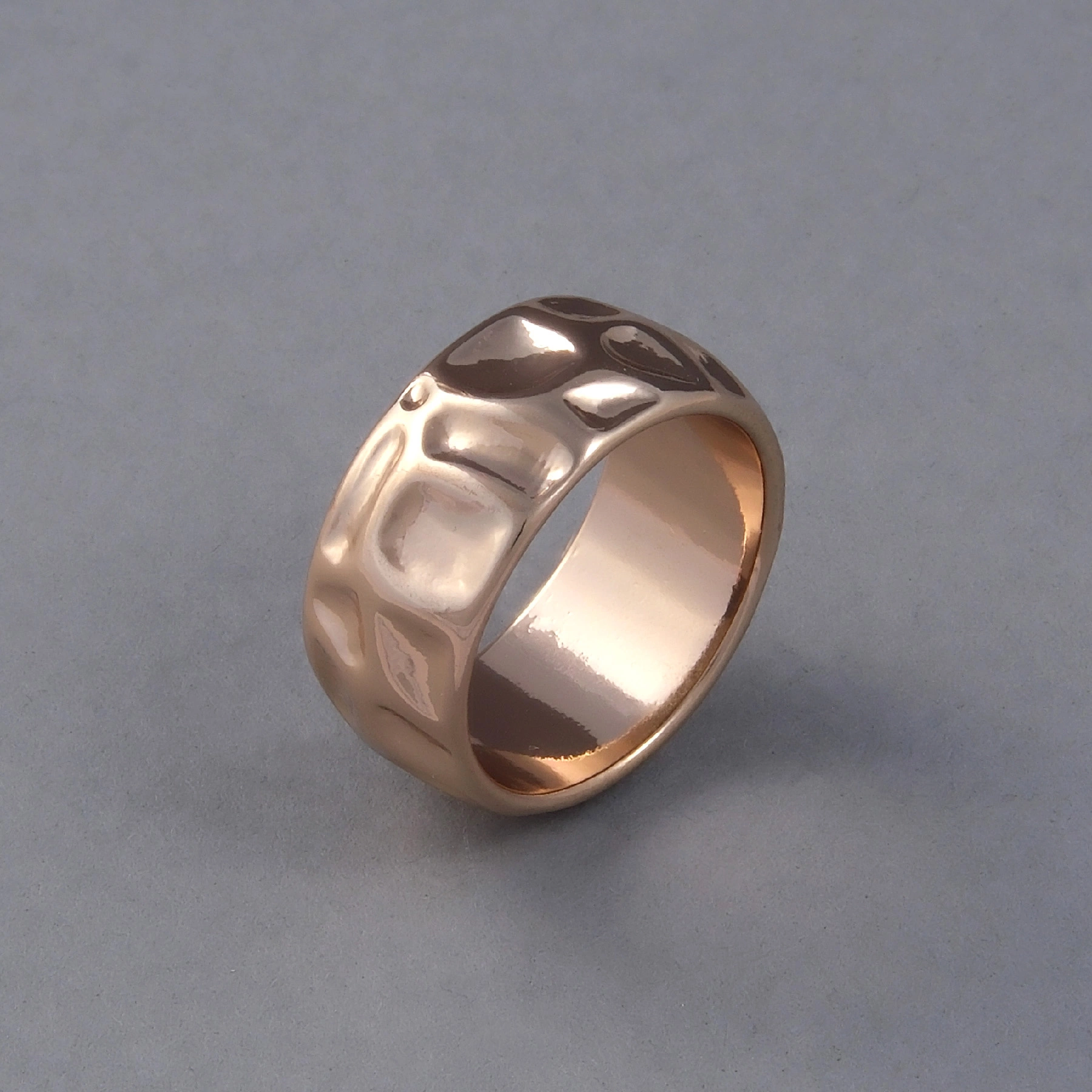 Szeroki pozłacany pierścionek o tłoczonej powierzchni. LONG BEACH