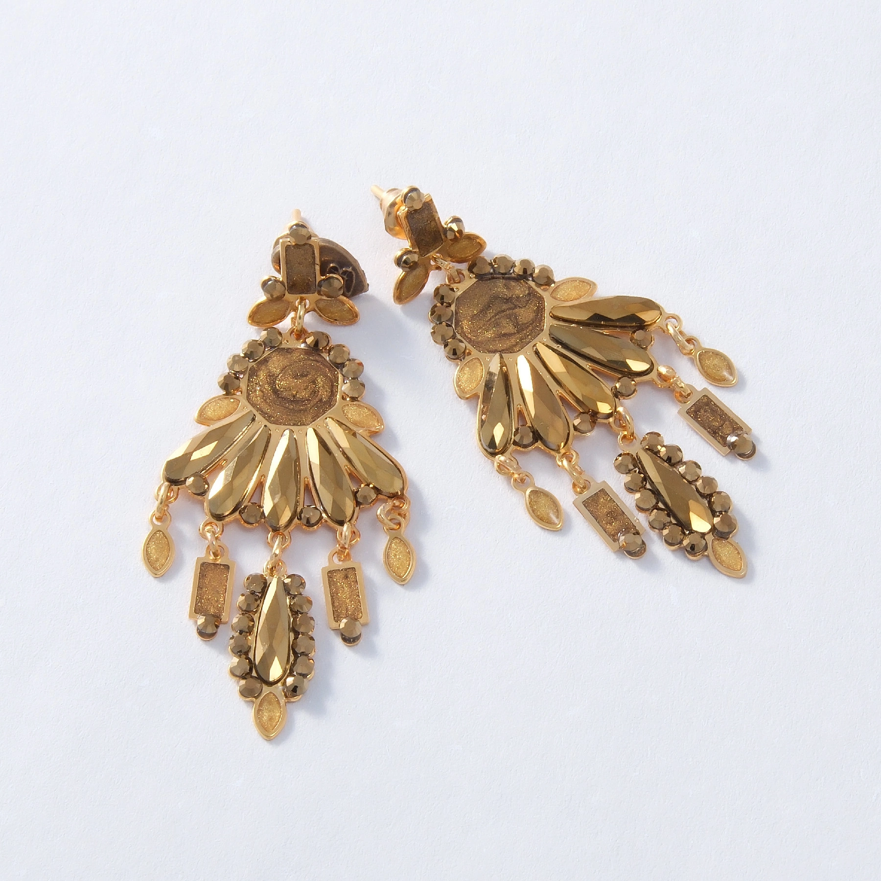 Kolczyki ze złotymi płatkami, kryształkami i zawieszkami. UROK BAROKU
