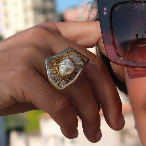 Regulowany pierścionek z ażurowym dekorem i perłą. DOTYK MGŁY