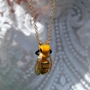 Pozłacany wisiorek z zawieszką z emaliowaną pszczółką. Z KWIATKA NA KWIATEK