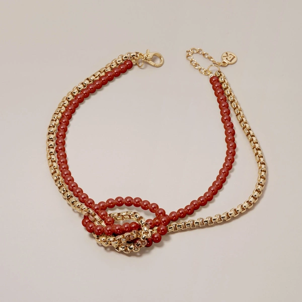 Naszyjnik z koralików w tonie czerwonej dalii i łańcuszka. GRONO CABERNET