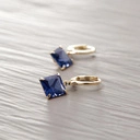 Drobne pozlacane kolczyki z niebieskimi kryształami. SPIJAM ŻYCIE
