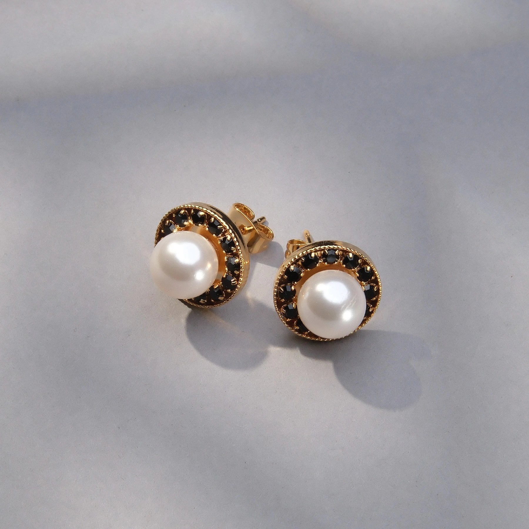 Duże kolczyki z perłą i czarnymi kryształami. PERŁOWE MIRAŻE