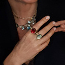 Wiosną soczyście. Pierścionek z oczkiem w bordowym kolorze