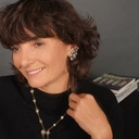 Długi naszyjnik zdobiony perłami i kryształami. BRYZA